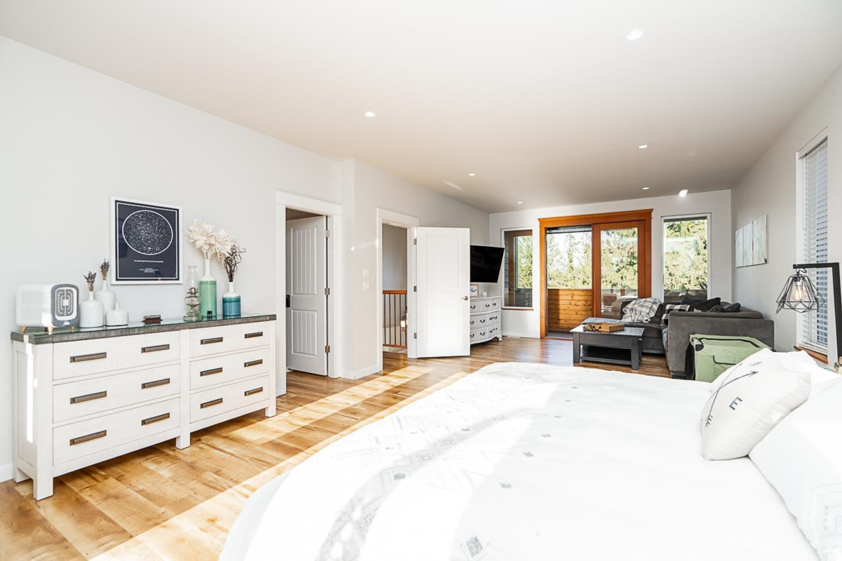 Primary Bathroom Photo of 601 200 Street, Langley, BC