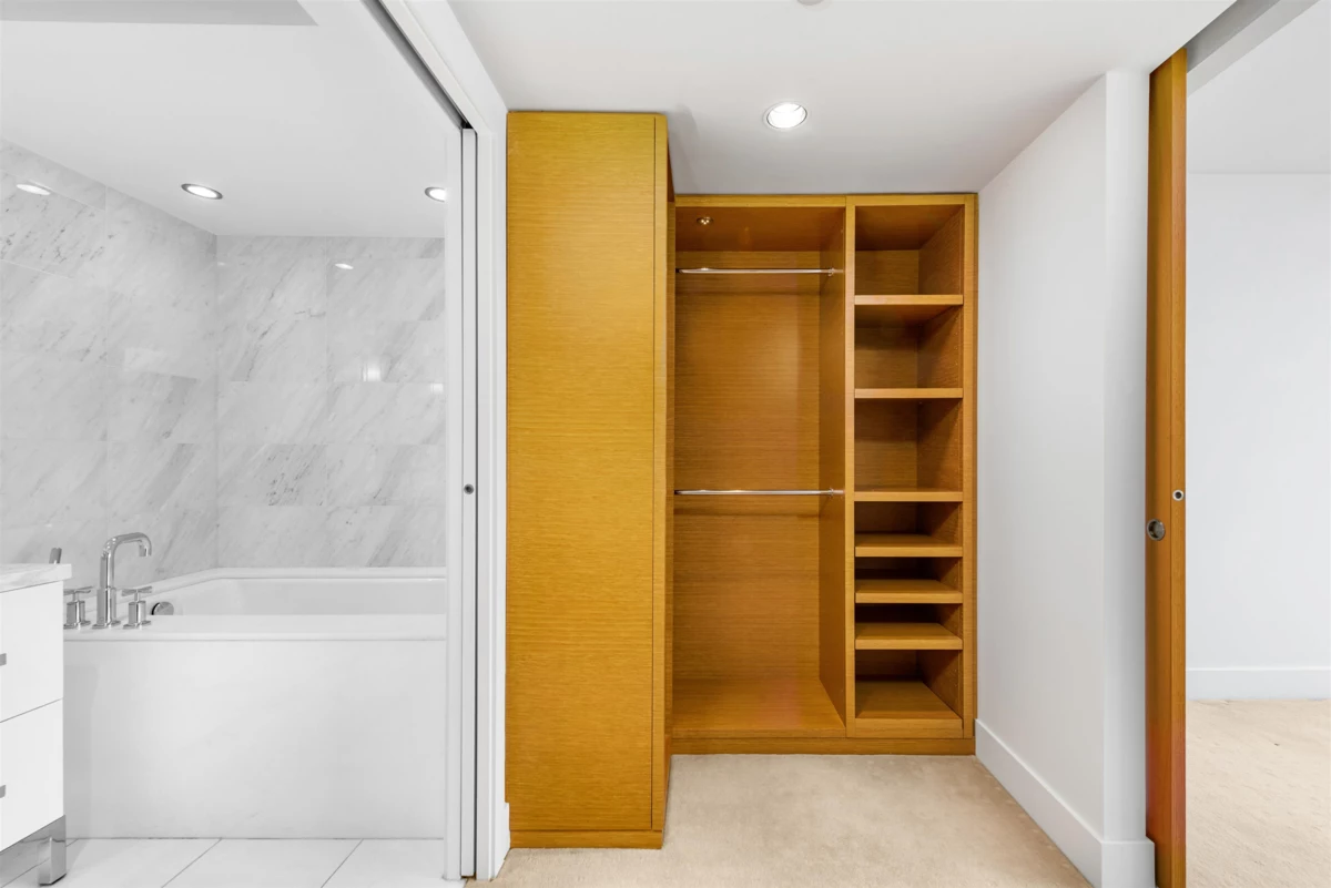 Entry Foyer Photo of 2301 667 Howe Street, Vancouver, BC