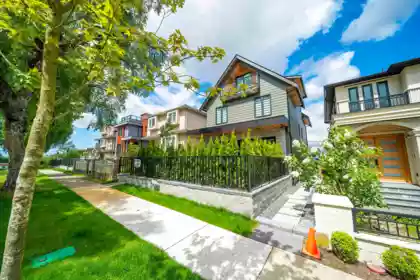 Front Yard Photo of 1 2777 E 27th Avenue, Vancouver, BC
