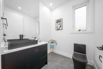 Guest Bathroom Photo of 1 2777 E 27th Avenue, Vancouver, BC