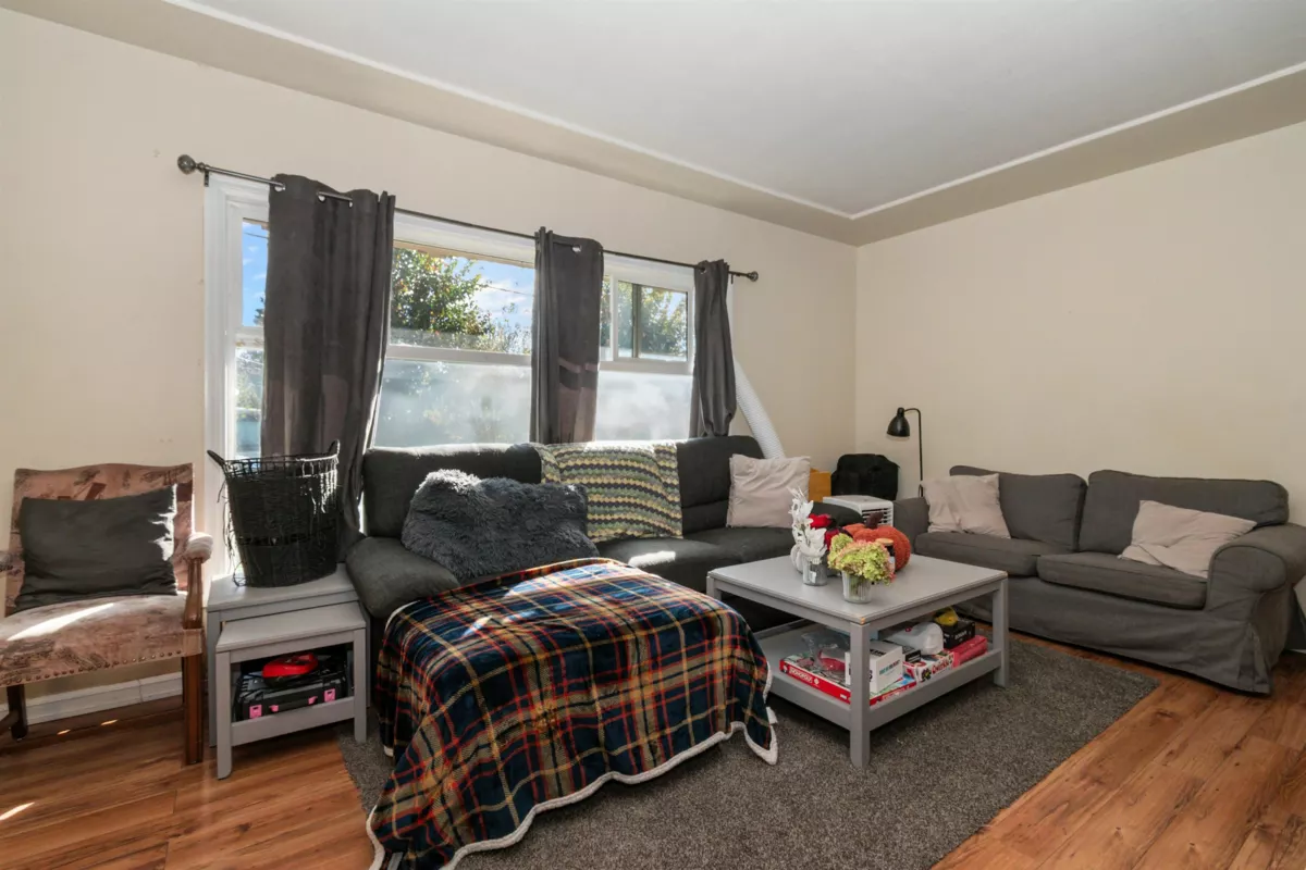 Guest Bathroom Photo of 46197 Reece Avenue, Chilliwack, BC