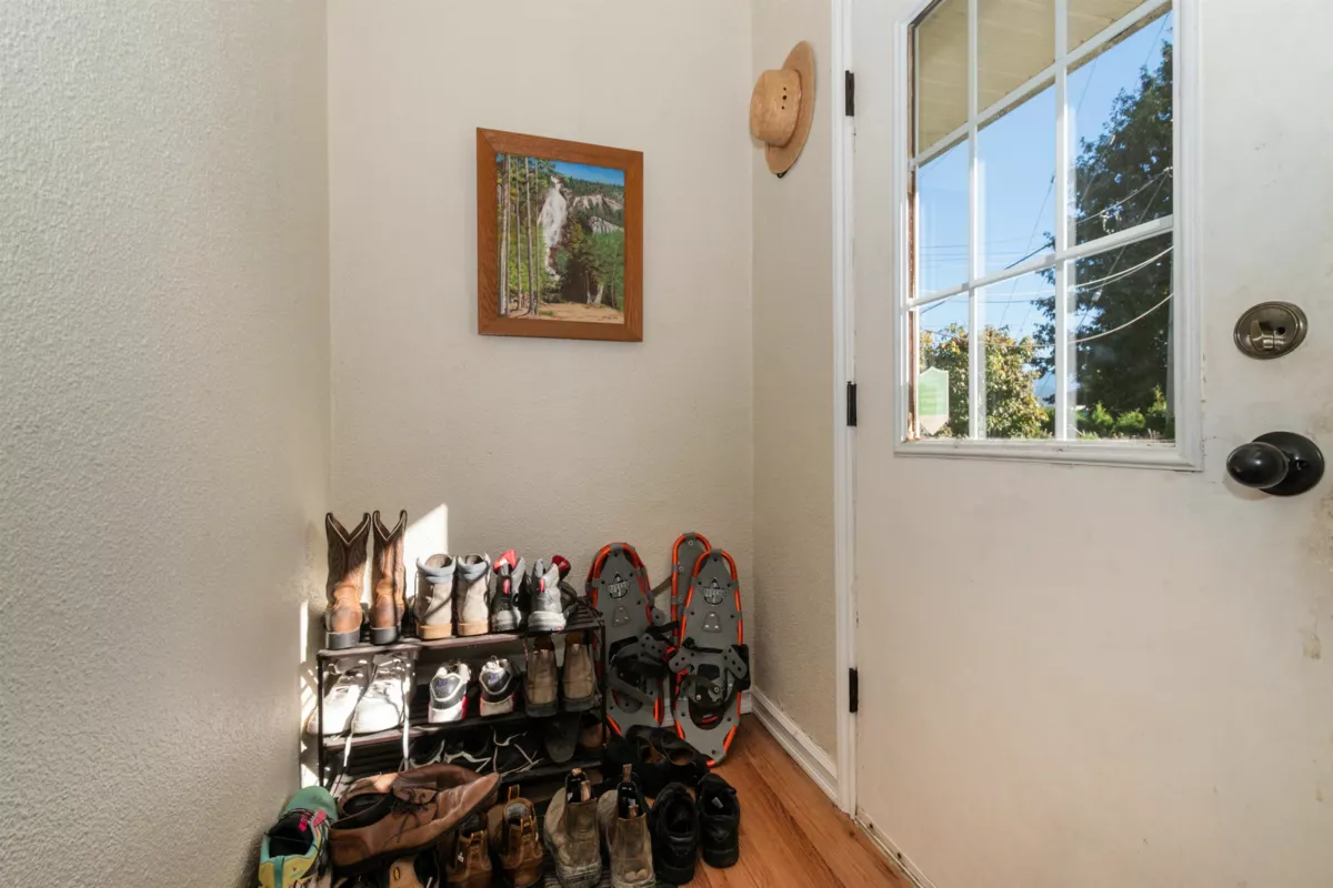 Hallway Photo of 46197 Reece Avenue, Chilliwack, BC