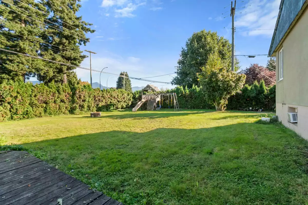 Kitchen Island Photo of 46197 Reece Avenue, Chilliwack, BC