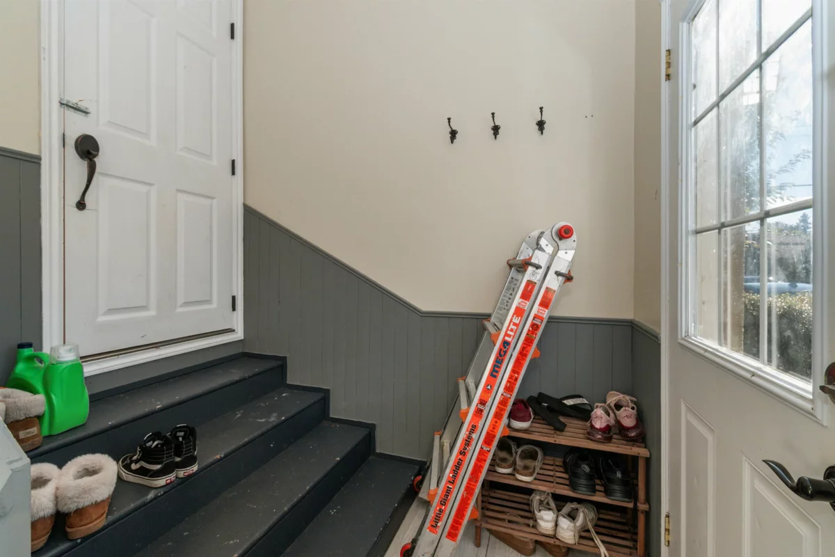 Staircase Photo of 46197 Reece Avenue, Chilliwack, BC