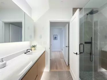 Primary Bathroom Photo of 1016 W 52nd Avenue, Vancouver, BC