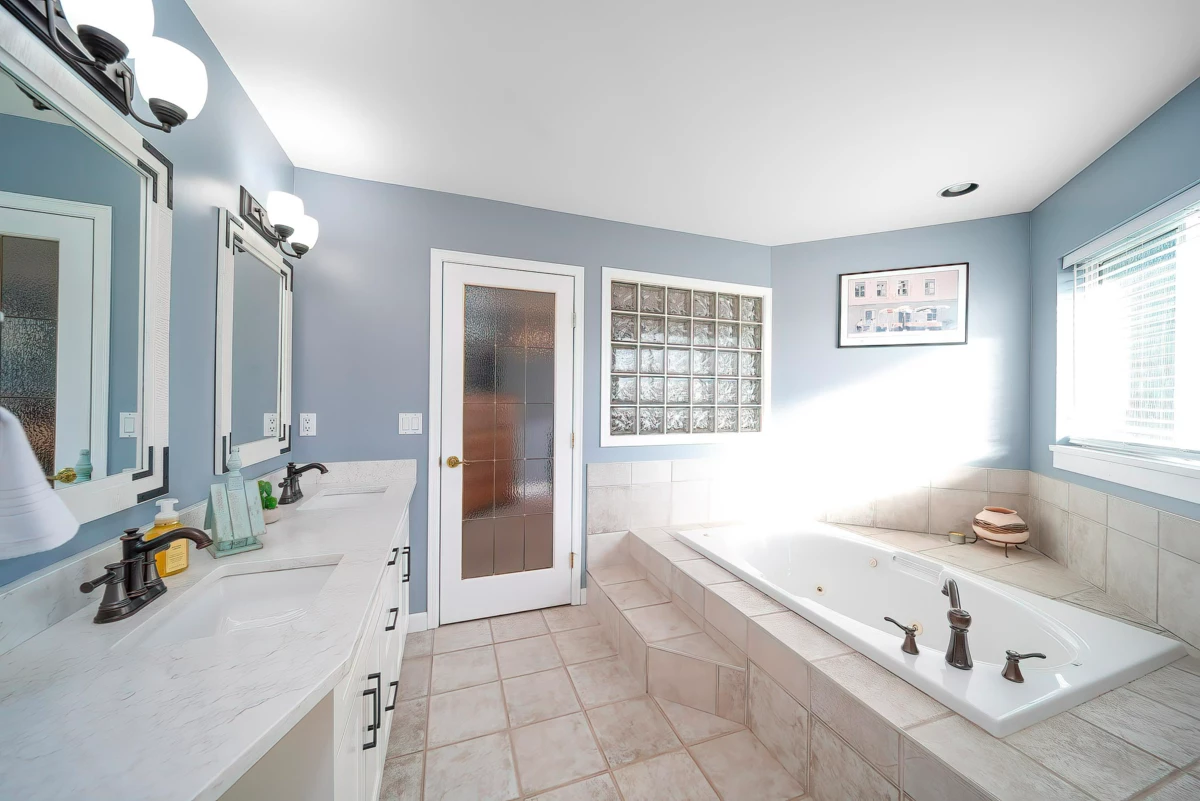 Swimming Pool Photo of 26912 24a Avenue, Langley, BC