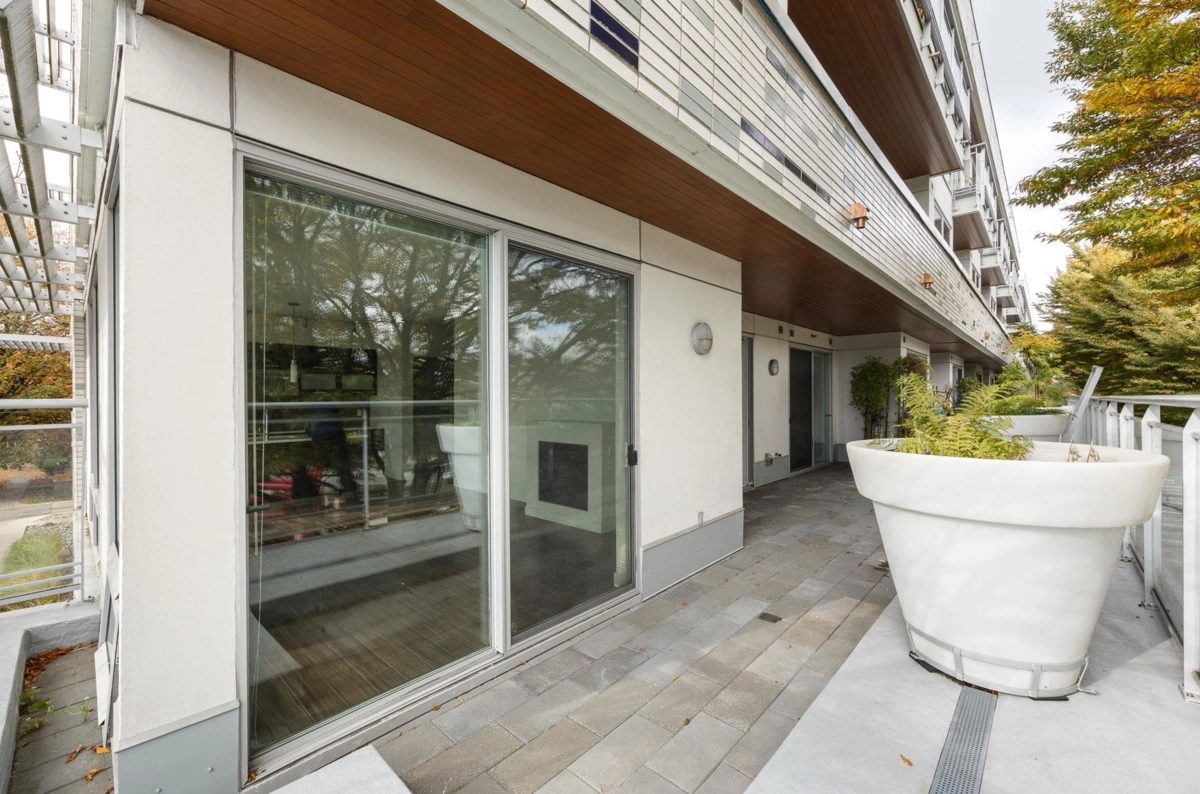 Entry Foyer Photo of 218 3333 Main Street, Vancouver, BC