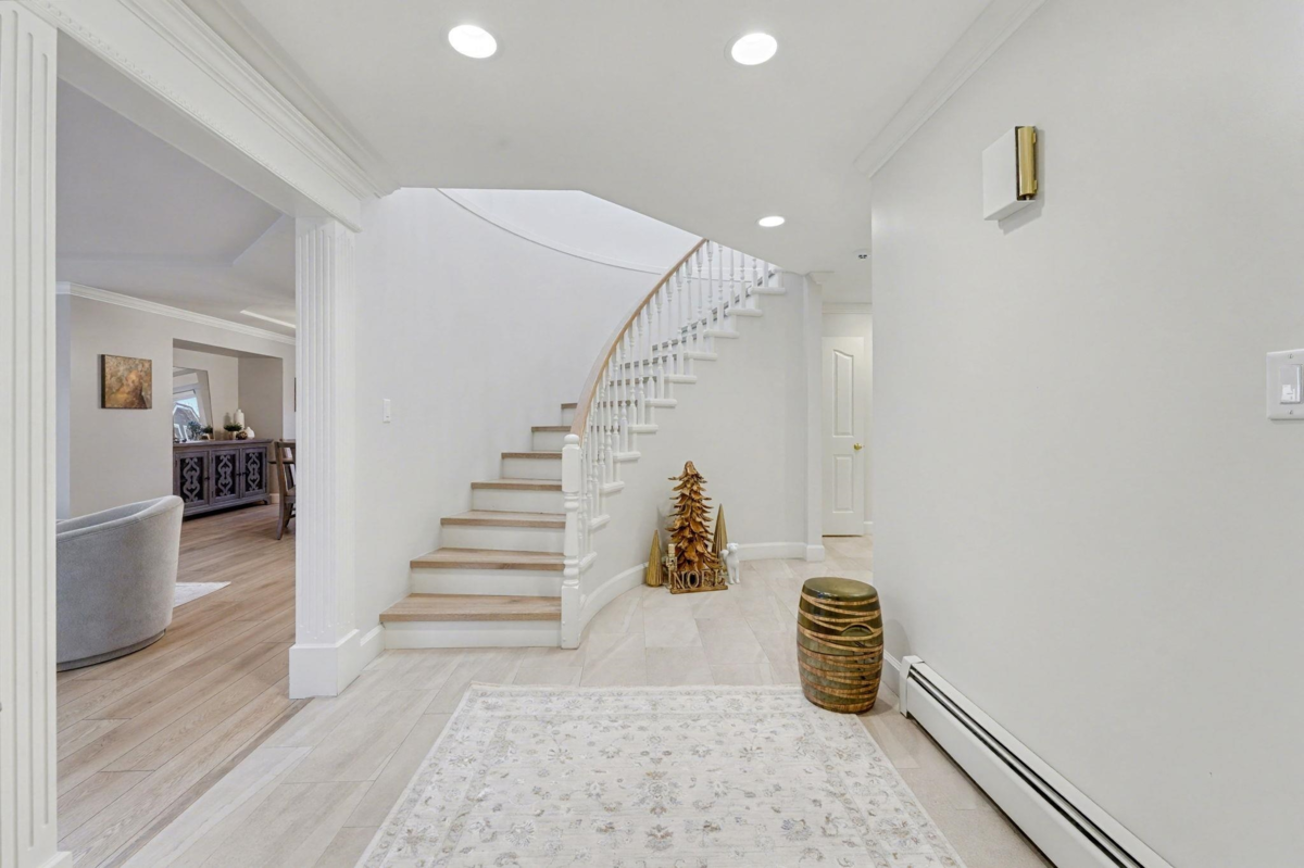 Breakfast Nook Photo of 2890 Tempe Knoll Drive, North Vancouver, BC
