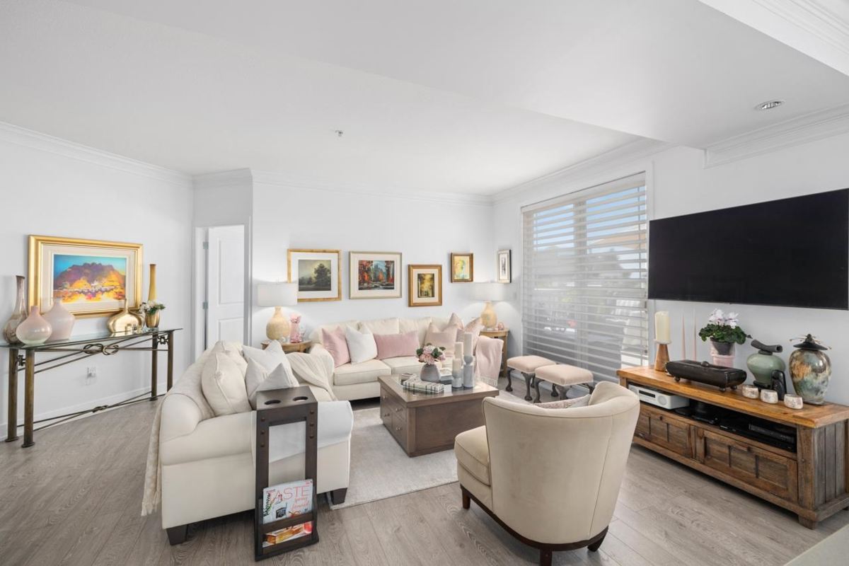 Kitchen Photo of 302 15392 16a Avenue, Surrey, BC