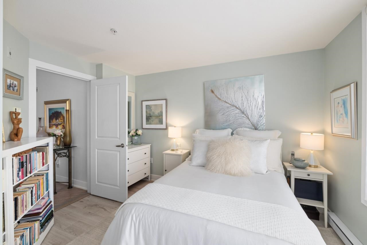 Powder Room Photo of 302 15392 16a Avenue, Surrey, BC