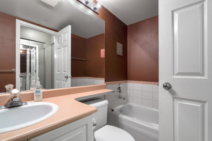 Primary Bathroom Photo of 1502 3070 Guildford Way, Coquitlam, BC