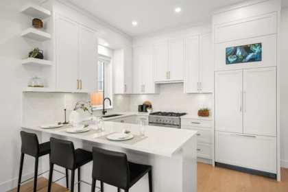 Kitchen Island Photo of 1 312 E 40th Avenue, Vancouver, BC