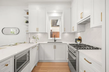 Kitchen Photo of 1 312 E 40th Avenue, Vancouver, BC