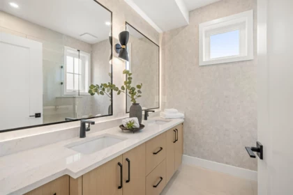Powder Room Photo of 1 312 E 40th Avenue, Vancouver, BC