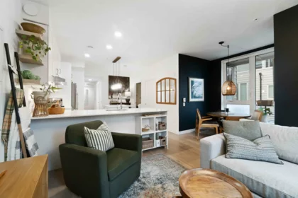 Aerial View of 403 2137 Chesterfield Avenue, North Vancouver, BC