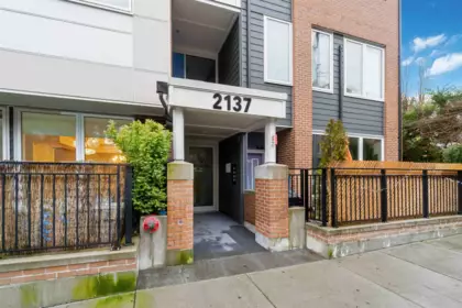 Backyard Photo of 403 2137 Chesterfield Avenue, North Vancouver, BC