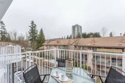 Breakfast Nook Photo of 408 14968 101a Avenue, Surrey, BC