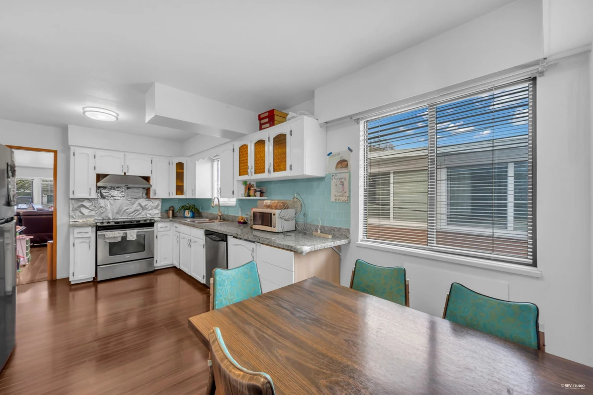 Walk-In Closet Photo of 3334 Archimedes Street, Vancouver, BC