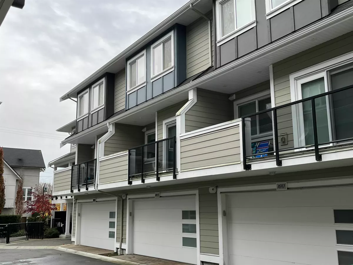 Living Room Photo of 4923 47a Avenue, Ladner, BC