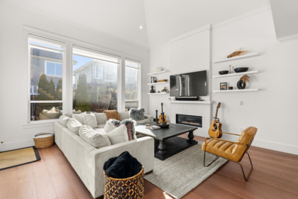 Breakfast Nook Photo of 17366 0b Avenue, Surrey, BC