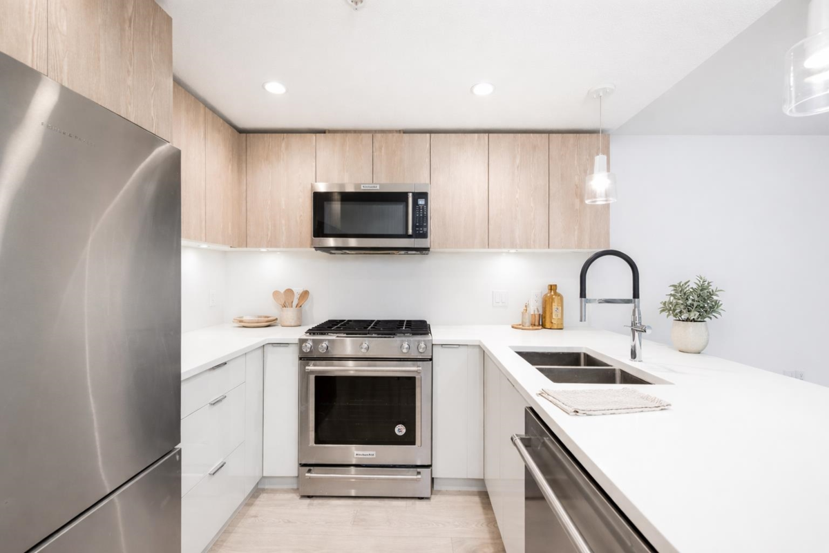 Kitchen Island Photo of 116 108 E 8th Street, North Vancouver, BC