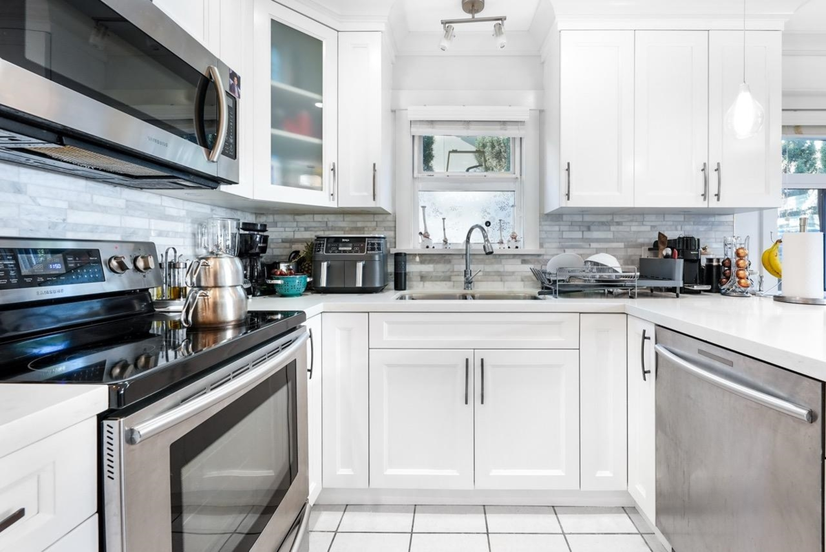 Breakfast Nook Photo of 38 889 Tobruck Avenue, North Vancouver, BC