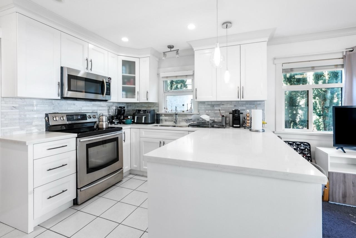 Dining Area Photo of 38 889 Tobruck Avenue, North Vancouver, BC