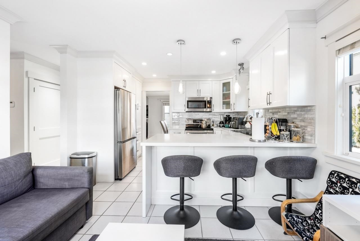 Kitchen Island Photo of 38 889 Tobruck Avenue, North Vancouver, BC