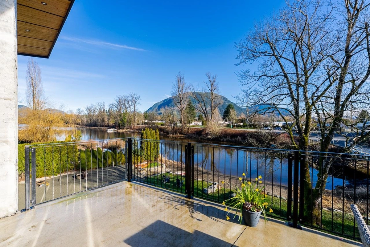 Walk-In Closet Photo of 35727 Shook Road, Mission, BC