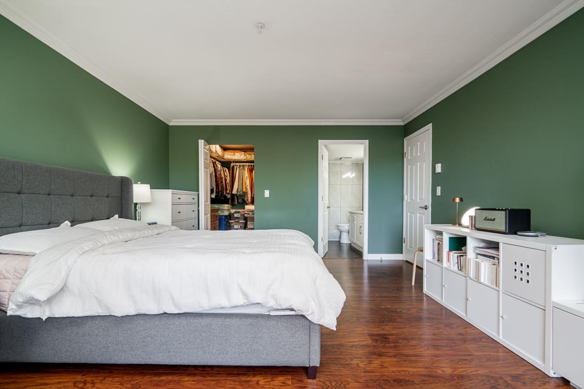 Walk-In Closet Photo of 205 27358 32 Avenue, Langley, BC