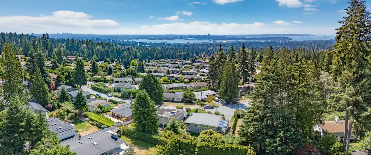Family Room Photo of 472 Crestwood Avenue, North Vancouver, BC