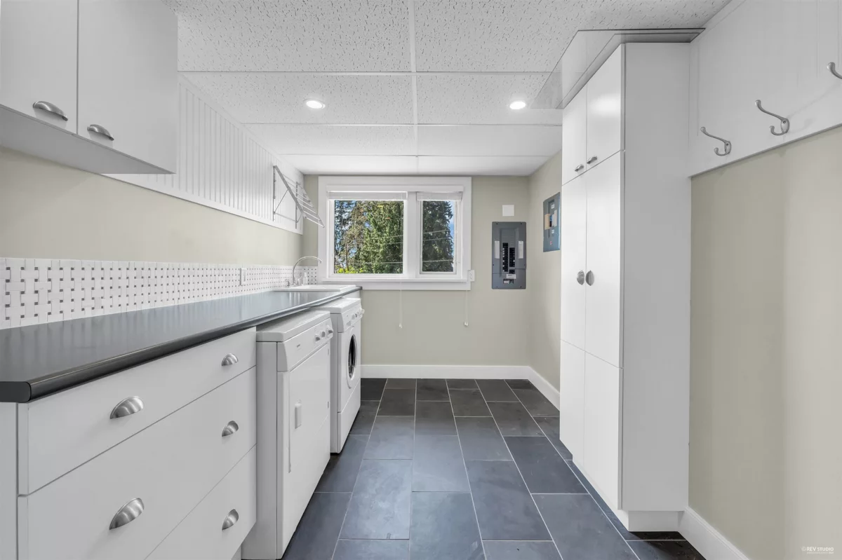 Kitchen Photo of 472 Crestwood Avenue, North Vancouver, BC