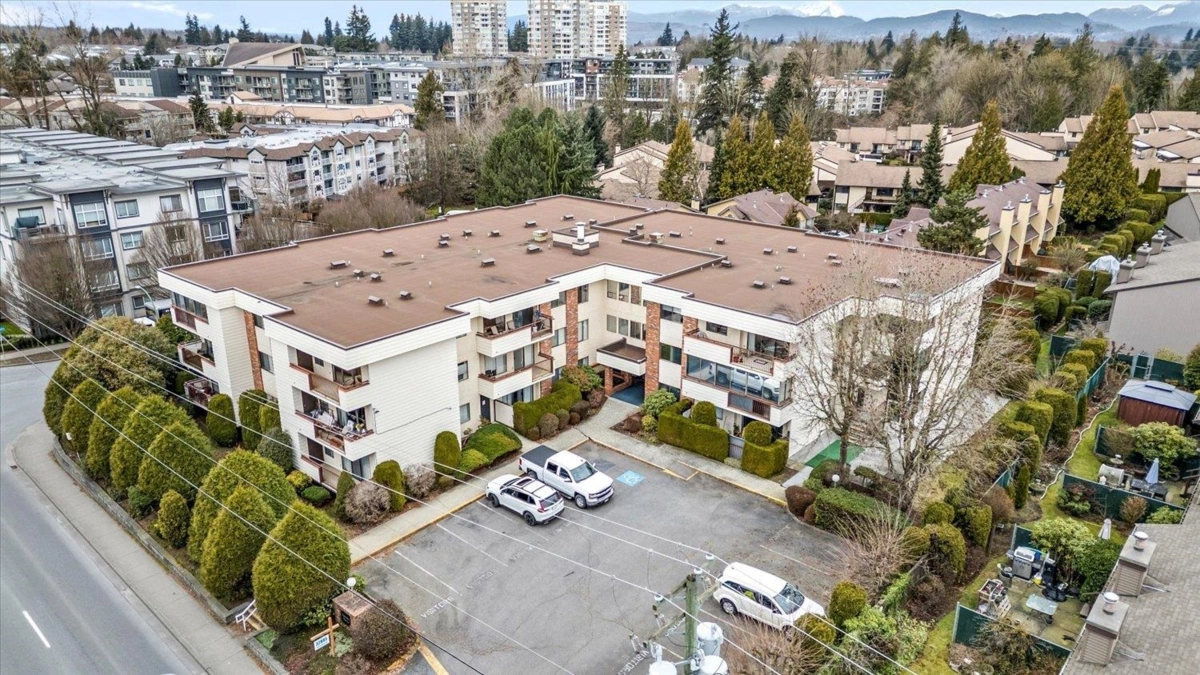 Front Yard Photo of 306 32885 George Ferguson Way, Abbotsford, BC