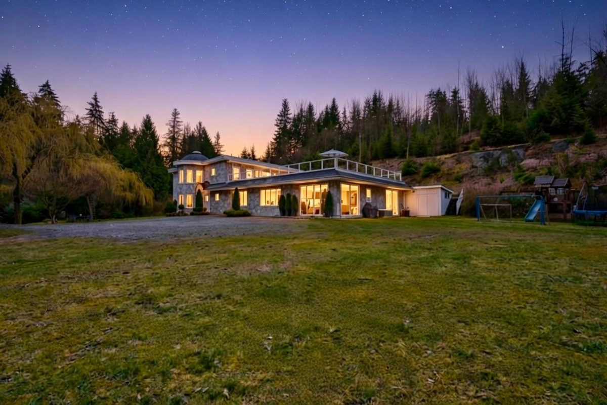 Living Room Photo of 30780 Keystone Avenue, Mission, BC