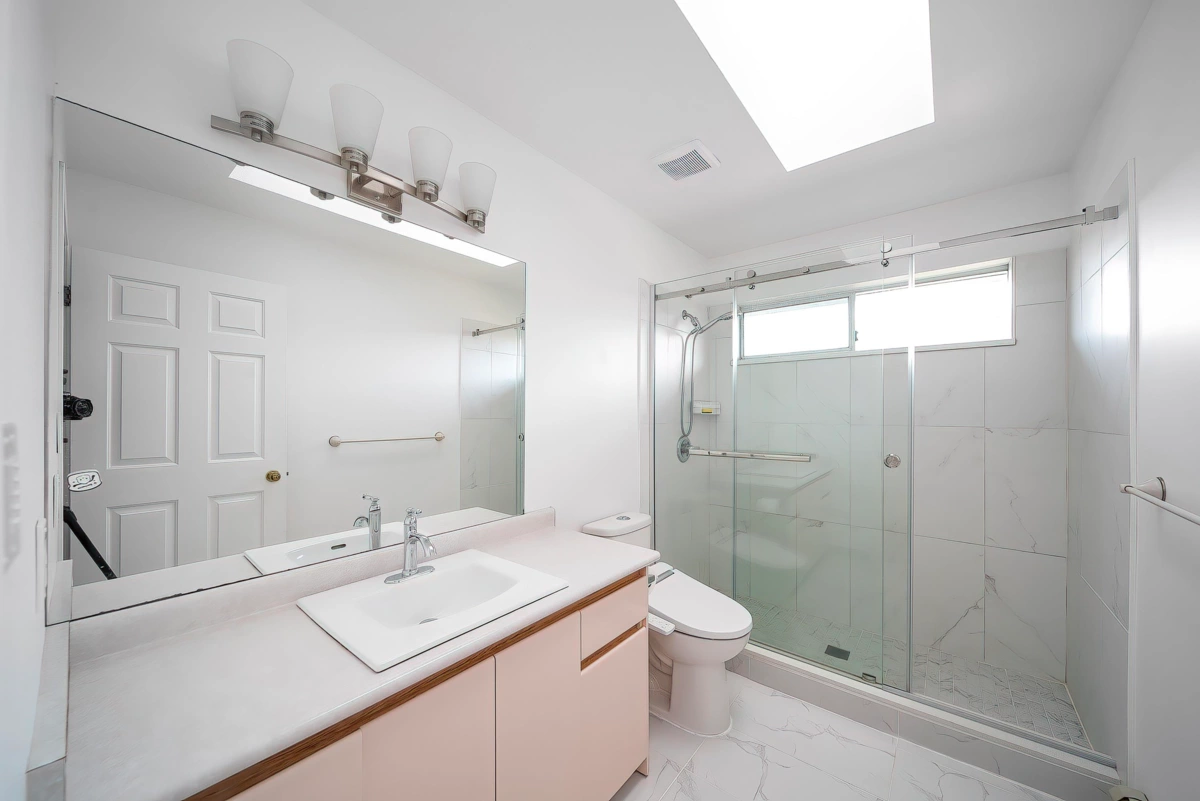 Front Yard Photo of 5611 Holt Avenue, Richmond, BC