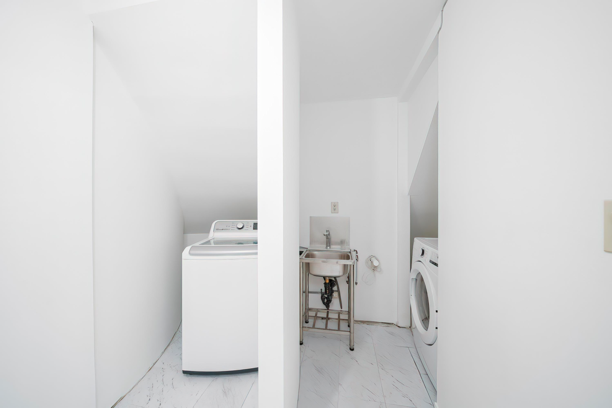 Mudroom Photo of 5611 Holt Avenue, Richmond, BC