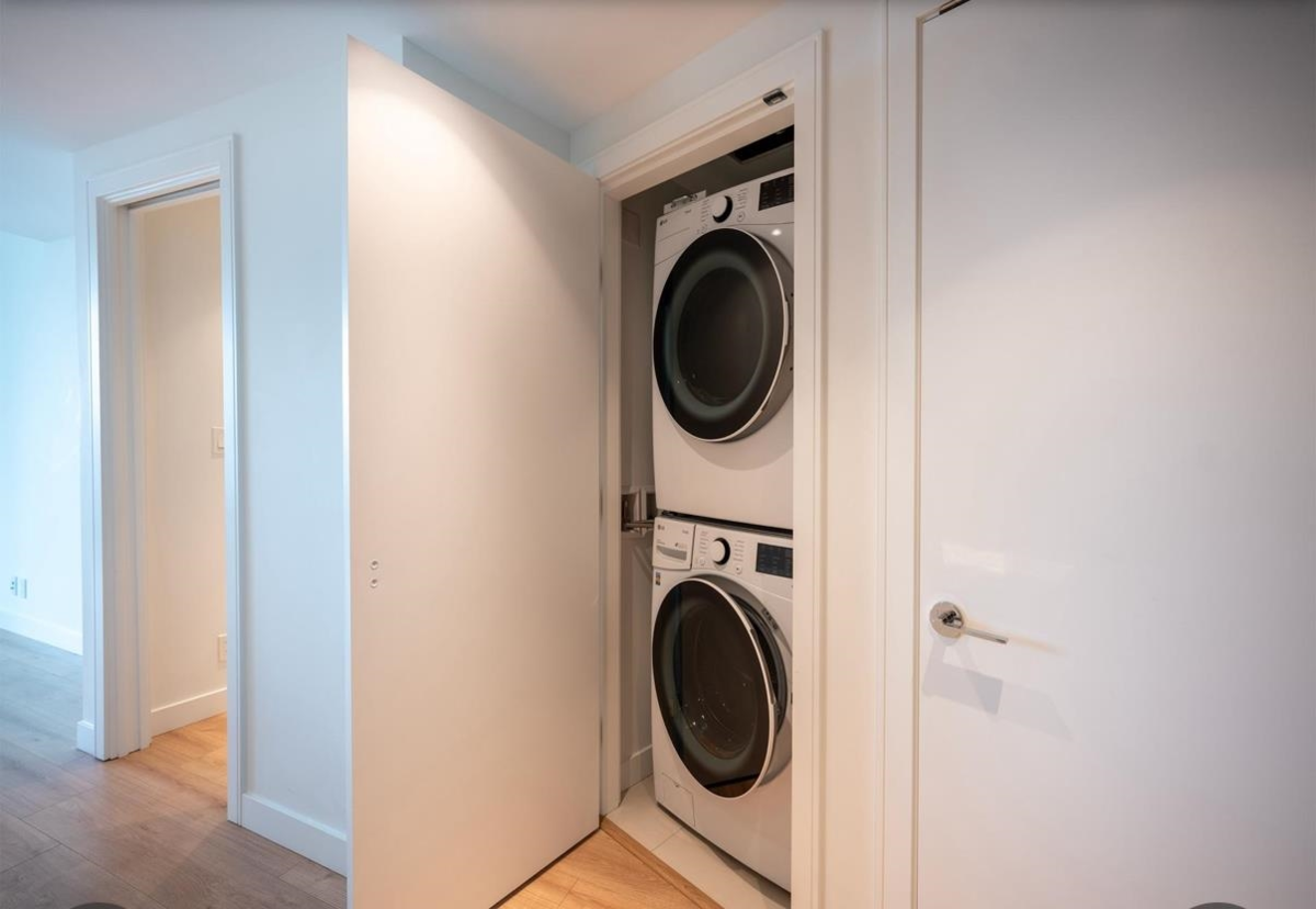 Kitchen Photo of 1808 1500 Fern Street, North Vancouver, BC