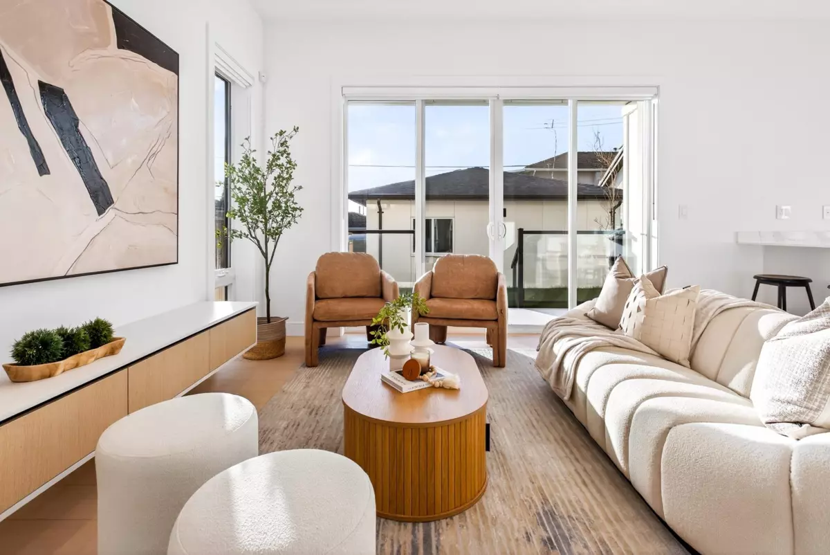 Dining Area Photo of 2 6933 Prince Edward Street, Vancouver, BC
