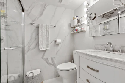 Primary Bathroom Photo of 1115 Elm Street, White Rock, BC