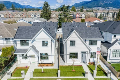Front Yard Photo of 101 1619 Manning Avenue, Port Coquitlam, BC