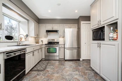 Primary Bathroom Photo of 18320 59a Avenue, Surrey, BC