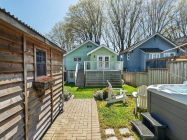 Swimming Pool Photo of 2281 E 7th Avenue, Vancouver, BC