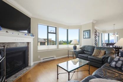 Entry Foyer Photo of 703 32440 Simon Avenue, Abbotsford, BC
