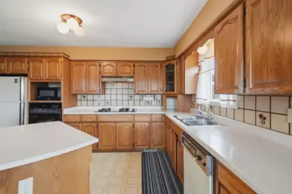 Guest Bathroom Photo of 46337 Christina Drive, Chilliwack, BC