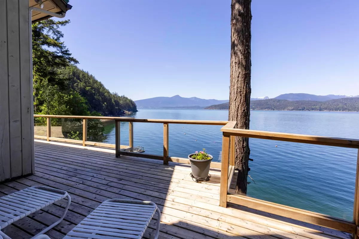 Family Room Photo of 276 Smugglers Cove Road, Bowen Island, BC