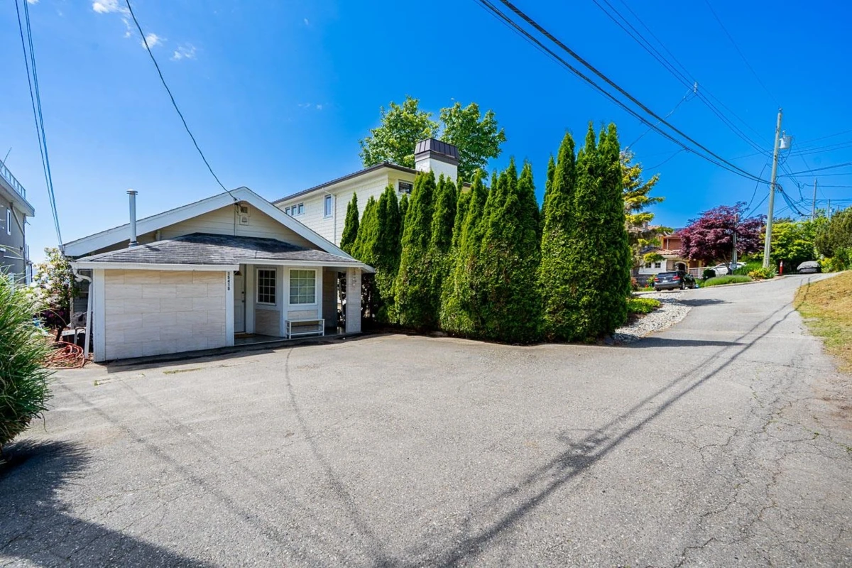 Family Room Photo of 15410 Victoria Avenue, White Rock, BC