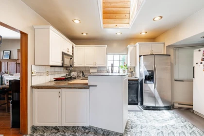 Kitchen Island Photo of 15410 Victoria Avenue, White Rock, BC