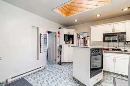 Kitchen Photo of 15410 Victoria Avenue, White Rock, BC