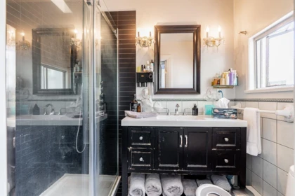 Powder Room Photo of 15410 Victoria Avenue, White Rock, BC
