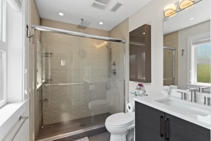 Powder Room Photo of 1020 E 13th Avenue, Vancouver, BC